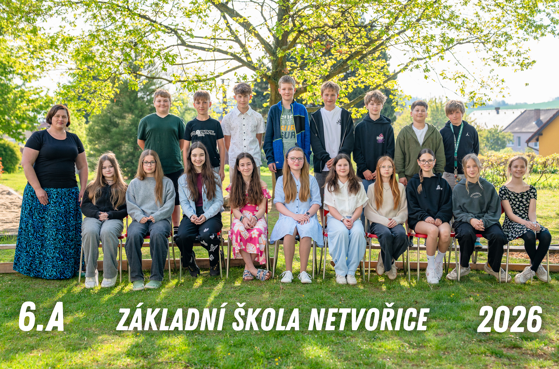 Usměvavá školní třída na společné fotografii