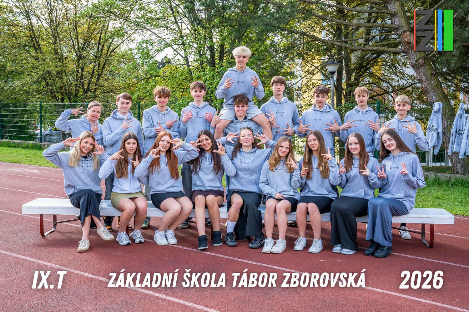 Bláznivá třídní fotografie, na které studenti dělají legrační grimasy a gesta